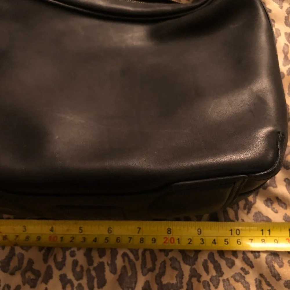 Coach black leather shoulder bag like new , vintage great size not heavy